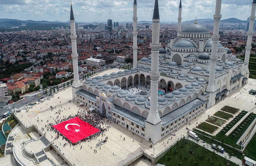 Büyük Çamlıca Camii'nde dev Türk bayrağı açıldı