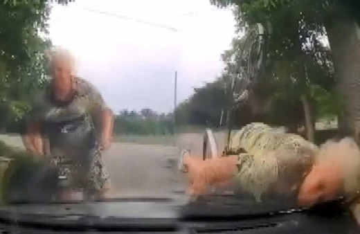 Yaşlı kadın polis aracına böyle çarptı!