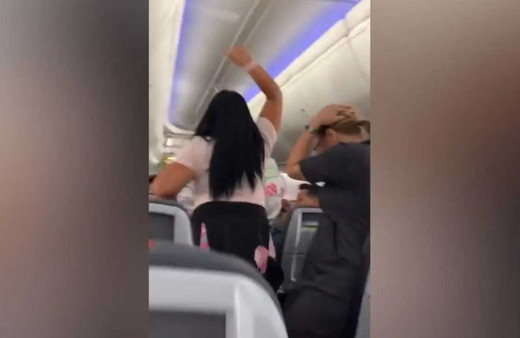 Uçakta şoke eden görüntü! Ne sevgilisine acıdı ne laptopa