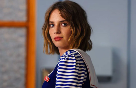 Göğüs dekoltesiyle olay oldu! Stranger Things'in yıldızı Maya Hawke'a bakın