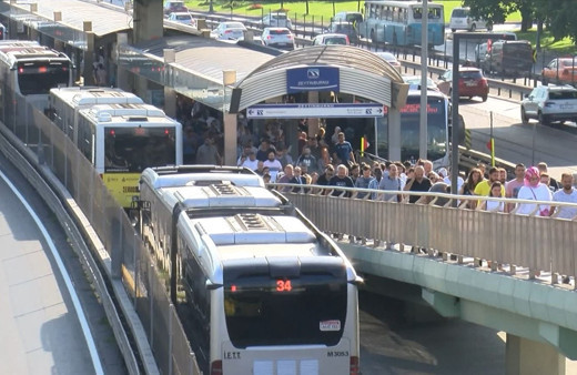 Zeytinburnu'nda metrobüs arızalandı! Uzun kuyruklar oluştu