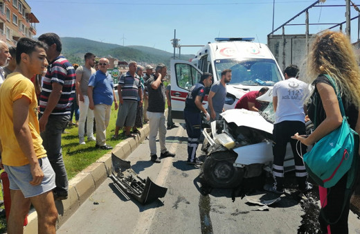 Hatay'da ambulans ile otomobil çarpıştı 2 ölü 1 yaralı
