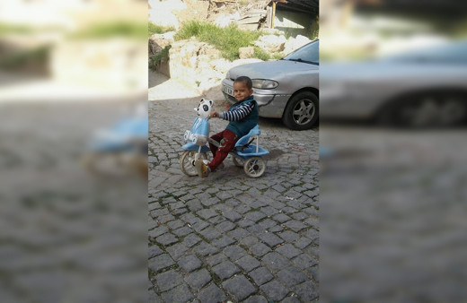 İzmir'de arabada bırakılan çocuk yanarak can verdi