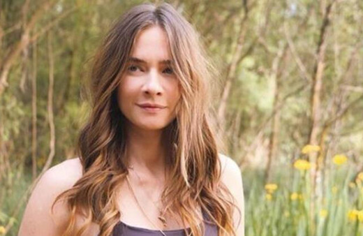 Güzel oyuncu Müge Boz, telefonunu maymuna çaldırdı!