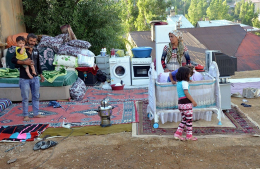 Evlerine uygun kira bulamadılar Hakkari'de evin damında bebek bakıp televizyon izliyorlar