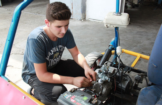 Babası 'yapamazsın' dedi o inadına yaptı görenler telefona kaydediyor