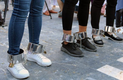 Tayin isteyen öğretmenlerden bileklere prangalı eylem