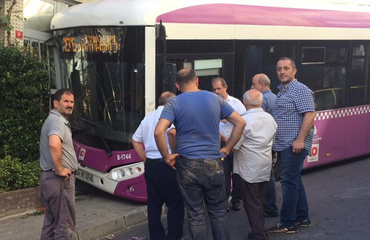 İstanbul'da freni boşalan halk otobüsü dükkana daldı