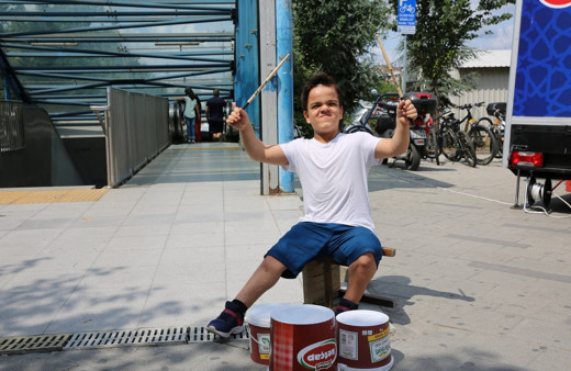 O halleri duygulandırmıştı! Yoğurt kovalarıyla müzik yapan engelli Ali hayaline kavuştu!