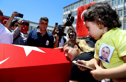 Şehit polis memurunun 1,5 yaşındaki oğlu yürekleri dağladı