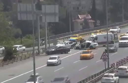 15 Temmuz Şehitler köprüsü çıkışında kaza oldu! Trafik durma noktasına geldi