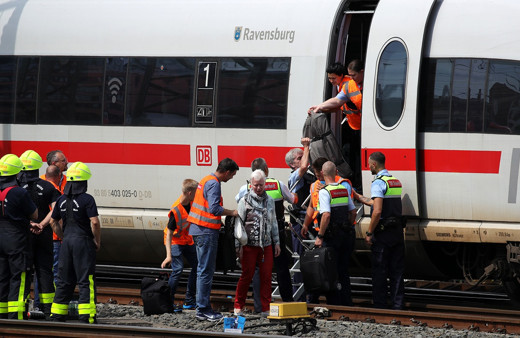 Almanya'da anne ve 8 yaşındaki çocuğunu trenin önüne itildi