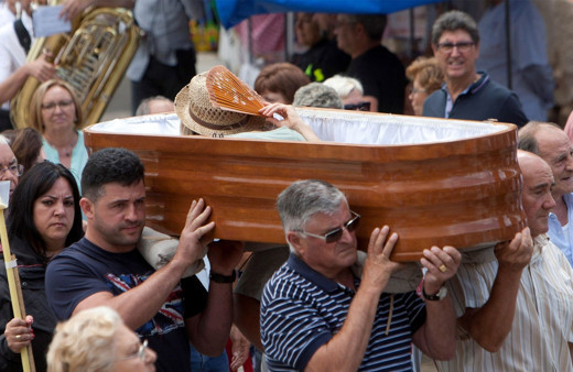 Böyle gelenek görülmedi! Canlı canlı tabuta koyup dolaştırıyorlar