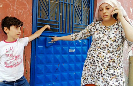 Kadın ve çocuğu polisler gelene kadar hırsız kaçmasın diye kapıda muhafız gibi durdu