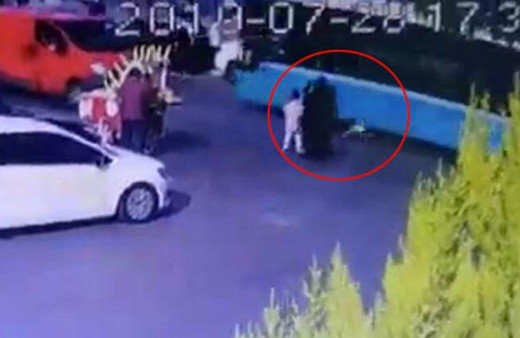 Emirgan'da yola atlayan çocuğu otobüs ezdi! Bunu gören anne bayıldı