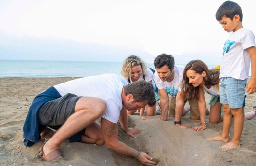 Kıvanç Tatlıtuğ'dan carettalar için şık hareket eşiyle seferber oldu