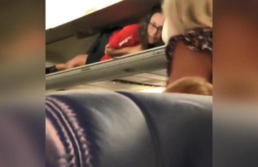 Hostesi bu halde görenler şaştı kaldı