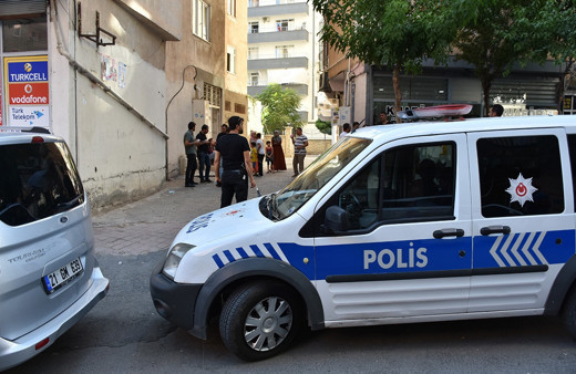 Diyarbakır'da boğazından kesici aletle yaralanan çocuk öldü