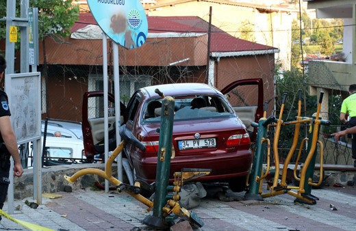 İstanbul Sarıyer'de otomobil çocukların arasına daldı