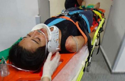 Kocası boğazından bıçakladı! Balkondan atlayıp yardım istedi