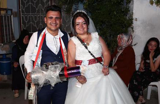 Düğünde altın beklerken arkadaşları takı niyetine bunları verdi