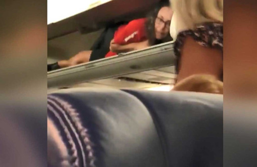 Kabin görevlisinden sosyal medyayı sallayan hareket!