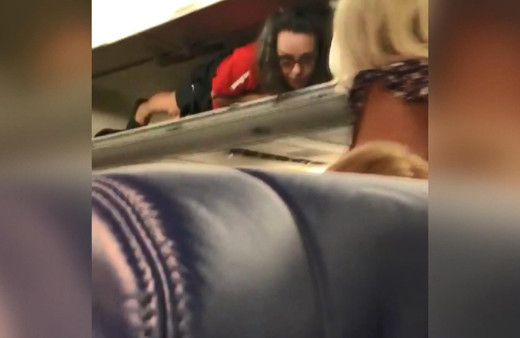 En renkli kabin görevlisi uçakta yaptığıyla yolcuların neşe kaynağı oldu