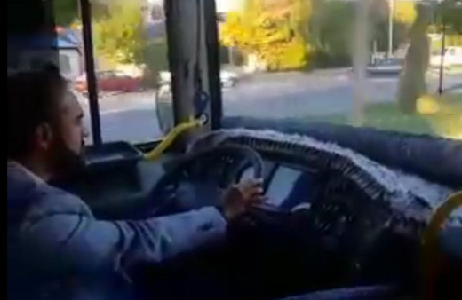 Otobüs şoförü gecikince belediye başkanı direksiyona geçip yolcuları götürdü