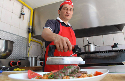 Bu lokantayı görenler gözlerine inanamıyor! Etleri ütüde pişiriyorlar