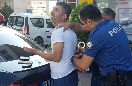İki arkadaşını rehin aldı! Yakalandı