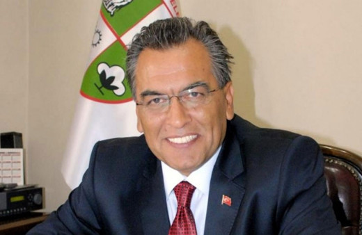 Karısının ve kendisinin heykelini yaptıran başkandan yeni skandal