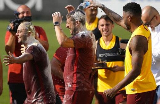 Hasan Şaş ve Ümit Davala'ya yumurtalı ve unlu kutlama