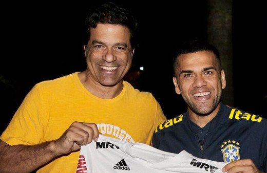 Dani Alves'ten sürpriz imza