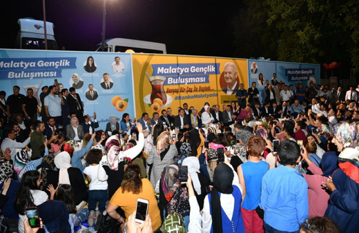 Binali Yıldırım gençleri telefonla Erdoğan'la görüştürdü Bakın rehberine nasıl kaydetmiş!