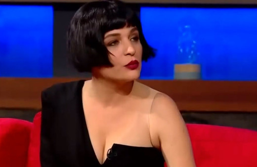 Gonca Vuslateri sütyensiz dekolteli pozunu paylaştı takipçilerinin ağzı açık kaldı