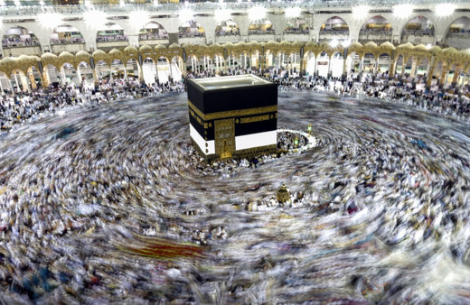 Hacı adayları kutsal topraklarda Kabe çevresinde ibadet için yarışıyorlar