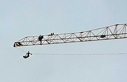 Parasını alamayan işçi vince çıkarak eylem yaptı