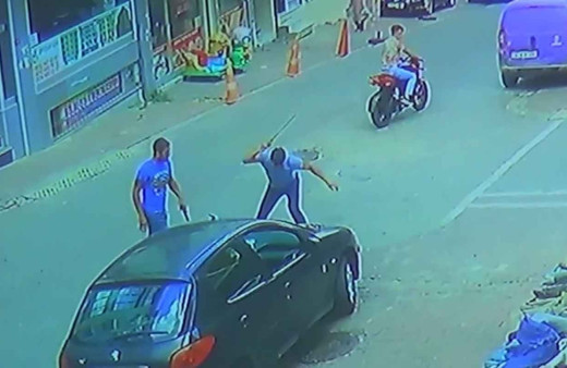 Esenyurt’ta sokak ortasında silahlı kavga saniye saniye kaydedildi