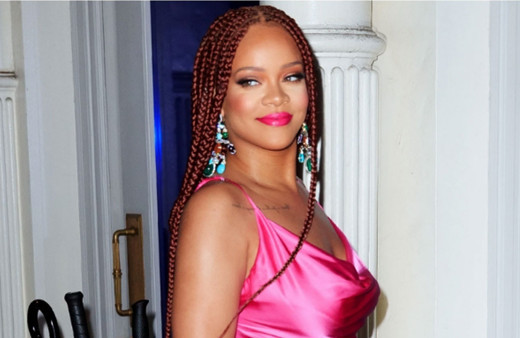 Rihanna'nın yatak pozu olay iç çamaşırı koleksiyonu için kamera karşısına geçti