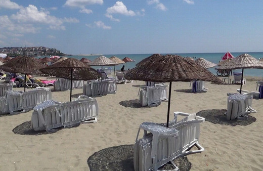 İstanbul Silivri’de bunaltan sıcaklar şezlongları boş bıraktı