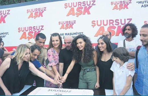 Hercai'nin yıldızı Ebru Şahin'in yeni filminin çekimleri bitti! Şuursuz Aşk'ın final yemeği