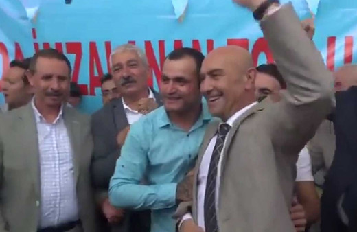 Tunç Soyer toplu sözleşmeyi işçilerle birlikte zıplayarak kutladı