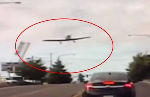 ABD’de yakıtı biten uçak otobana böyle indi