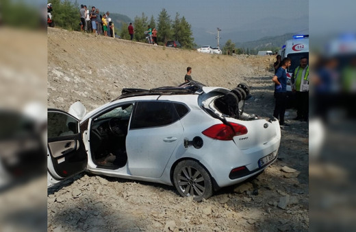 Antalya'da trafik kazasında anne ile oğlu öldü