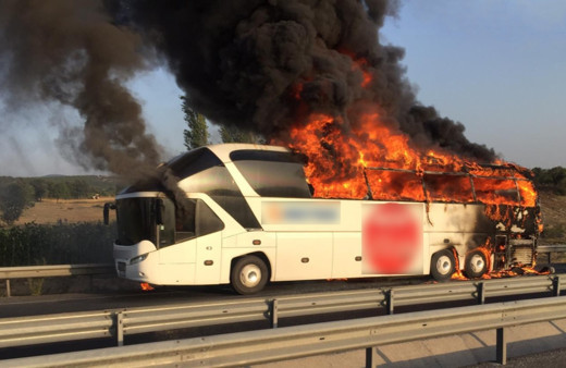 Manisa'da seyir halindeki yolcu otobüsü yandı