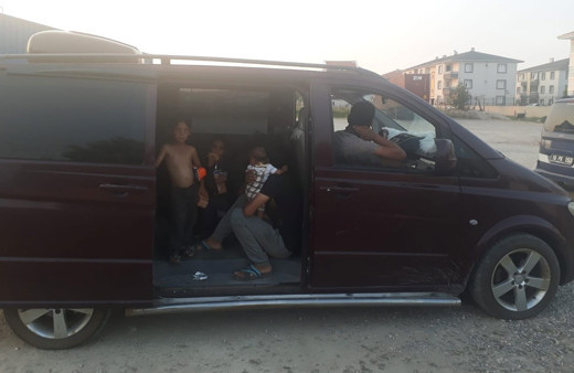 İnegöl'de dilenciler lüks araçta yakalandı