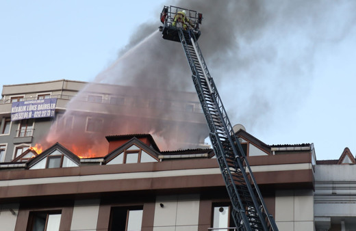 Şişli'de binanın çatı katındaki yangın paniğe neden oldu!