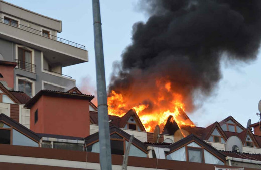 9 katlı binanın çatı katı alev alev yandı