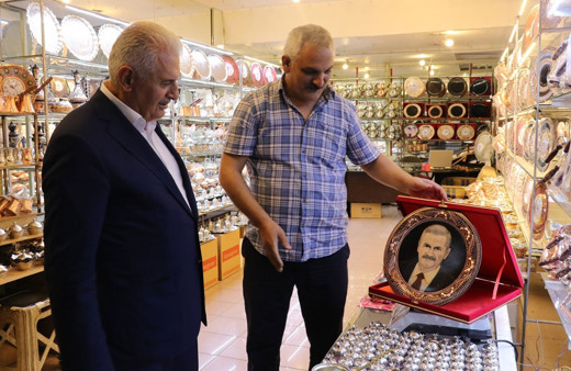 Çatık kaşlı portresini gören Binali Yıldırım espriyi patlattı!