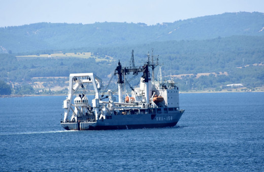 Rus askeri kurtarma gemisi Çanakkale Boğazı'ndan geçti